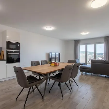 Hill Apartment *